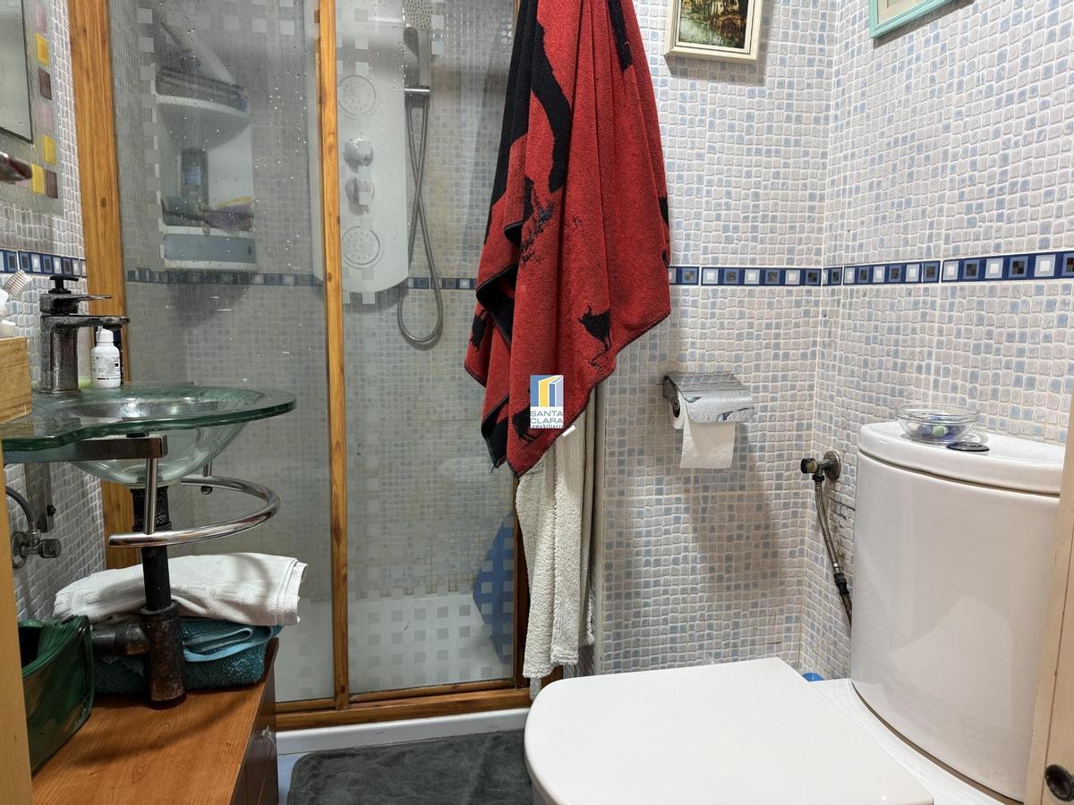 Uno de los baños del piso a la venta en la Ronda de la Feria de Zamora.