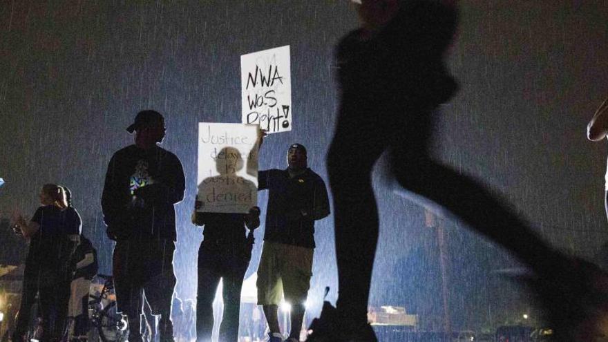 Manifestantes en las calles de Ferguson, Misuri.