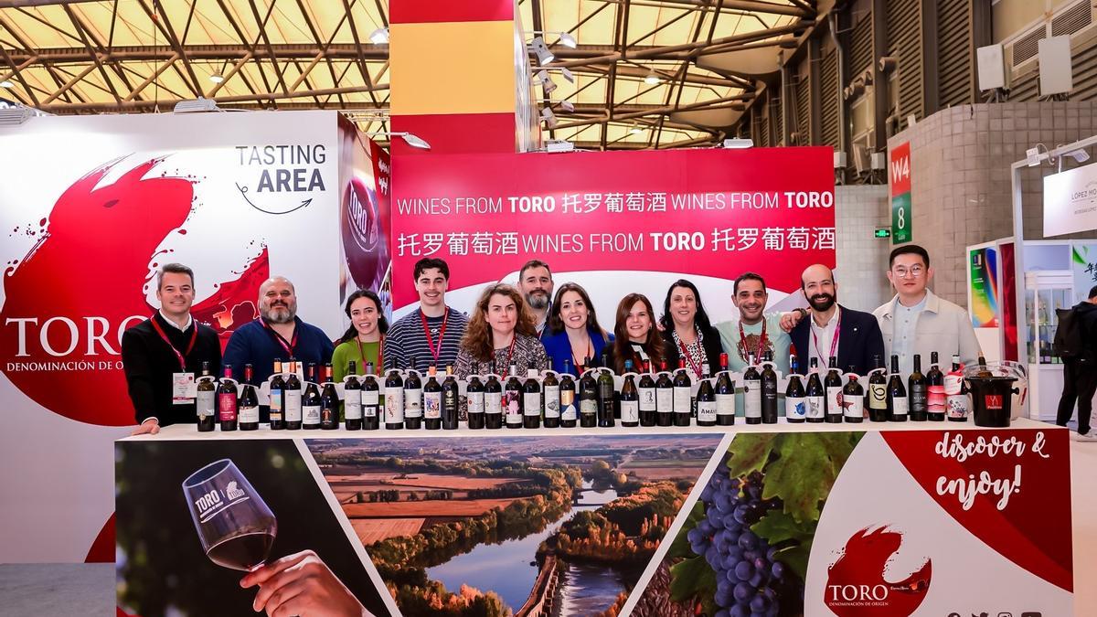 Responsabls del Consejo Regulador y bodegueros posan en una foto de familia en la feria.