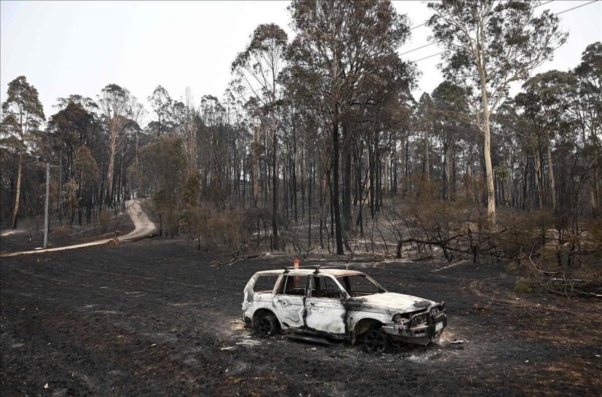 Un coche quemado en Batemans Bay, en Nueva Gales del Sur.