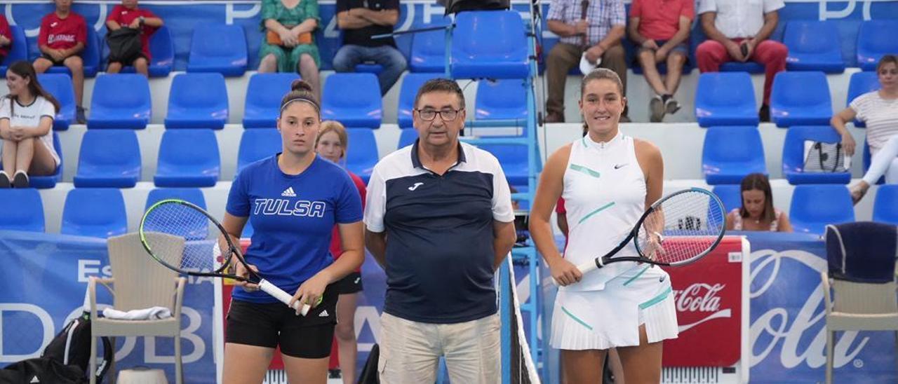 Las dos finalistas del Open Ciudad de Pozoblanco, junto al juez de silla de la final.