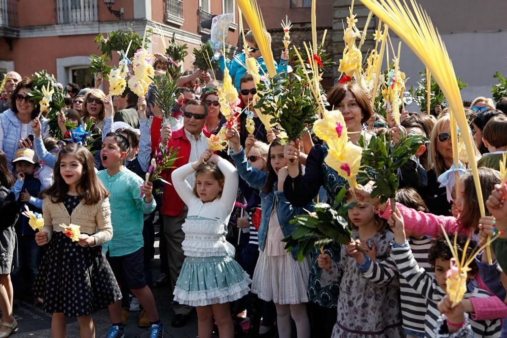 Procesión y bendición de los ramos en Gijón.