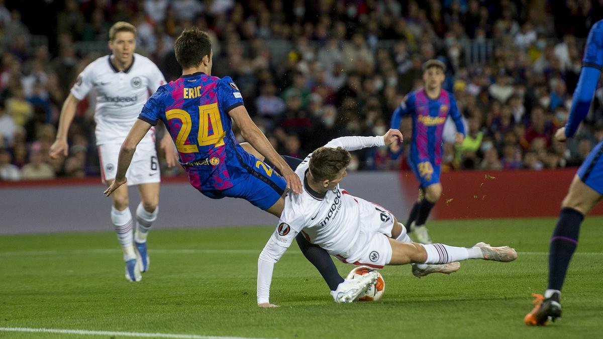 Eric García derriba dentro del área a Lindstrom provocando el penalti del primer gol adverso