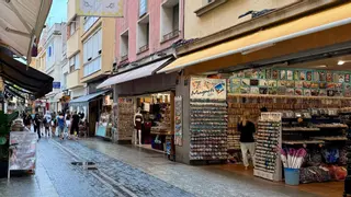 Lloret de Mar suspende durante un año la apertura de nuevos negocios de souvenirs, manicura o comida para llevar en el casco antiguo