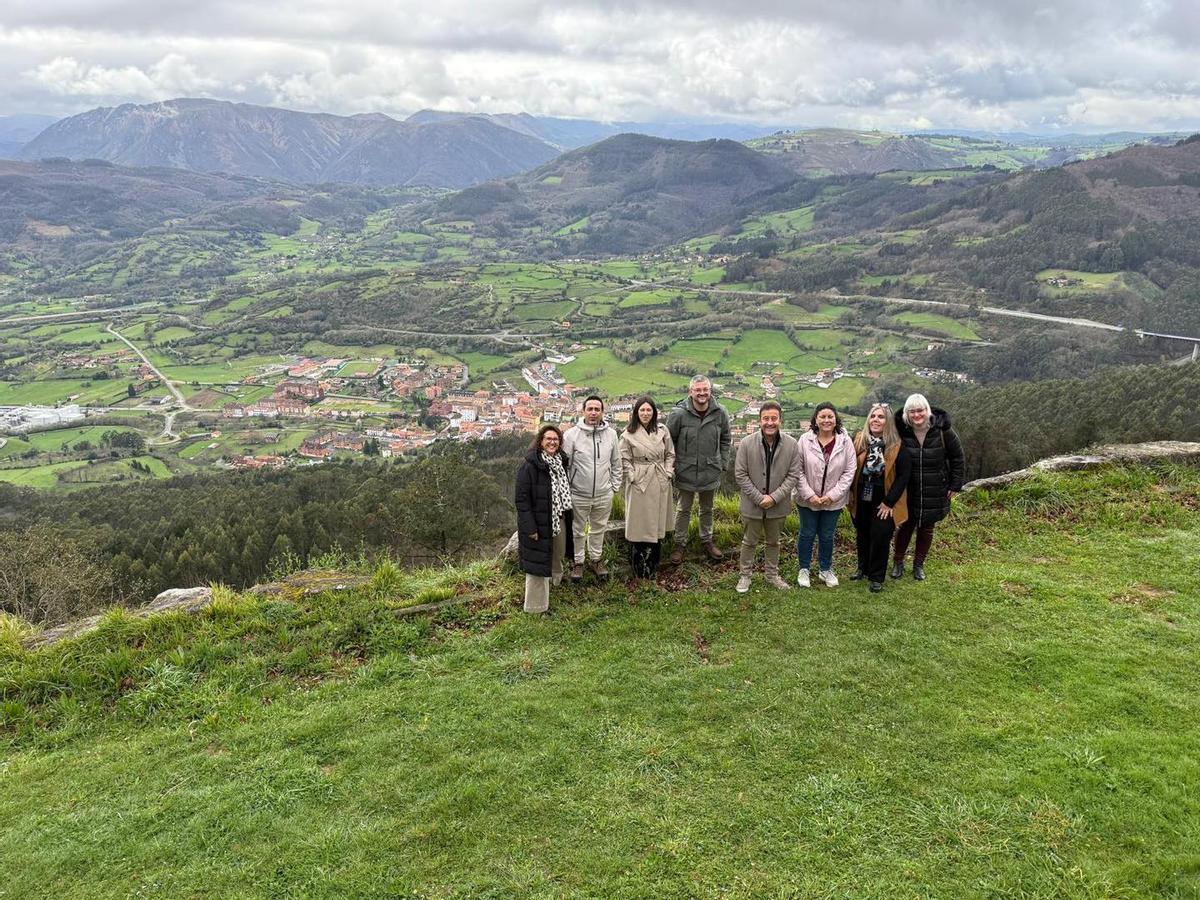 Foto de parte de los asistentes desde el Viso, con Salas al fondo.