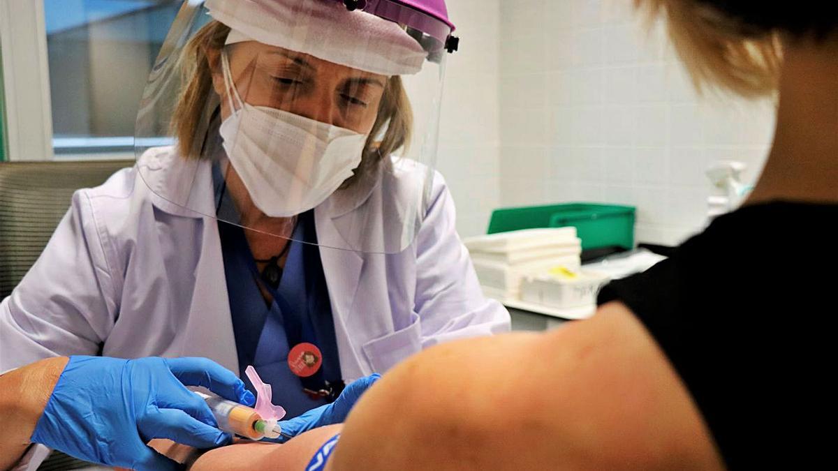 Una enfermera de la Comunitat Valenciana extrae sangre