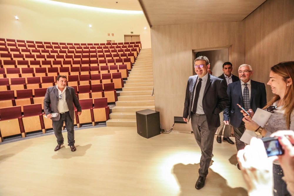 Visita de Puig al Auditorio Internacional de Torrevieja que estrena programación permanente tras seis años infrautilizado