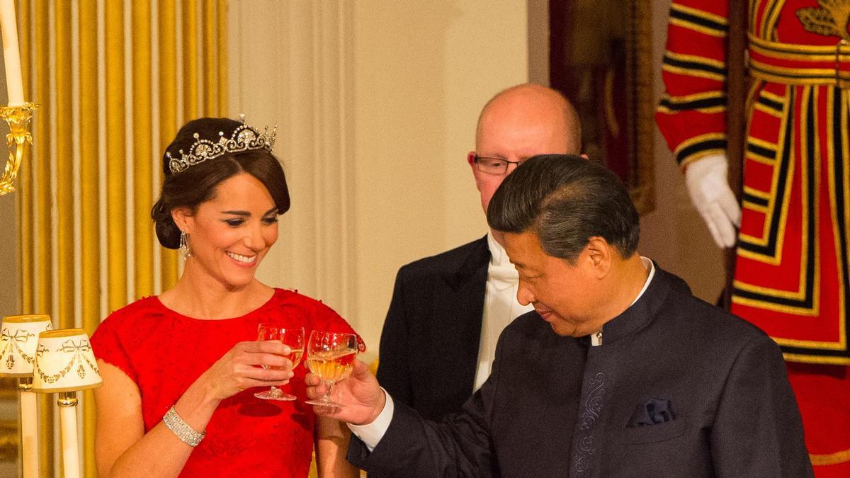 Kate Middleton, de rojo, en su primera cena de Estado