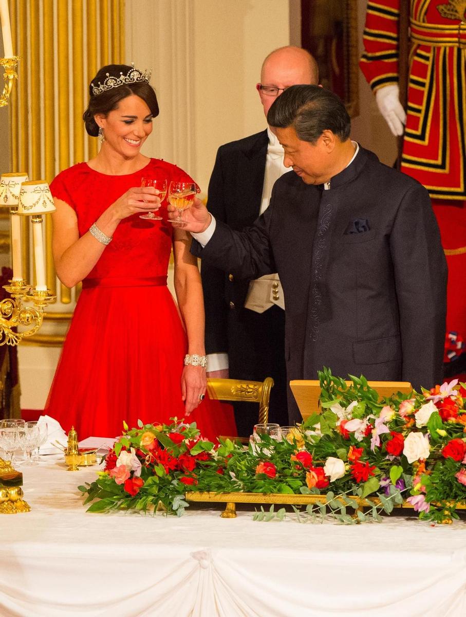 Kate Middleton, de rojo, en su primera cena de Estado