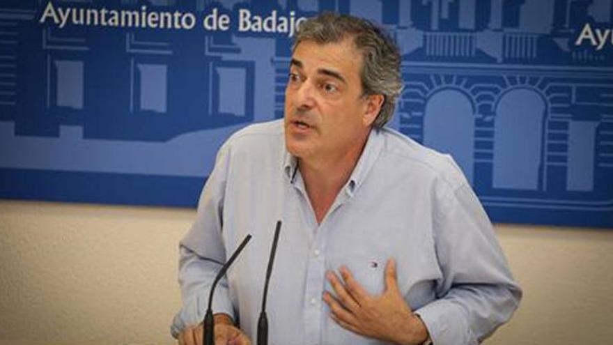 El concejal de Badajoz Alberto Astorga niega que fuera bebido y que aparcara su moto en una plaza de minusválidos