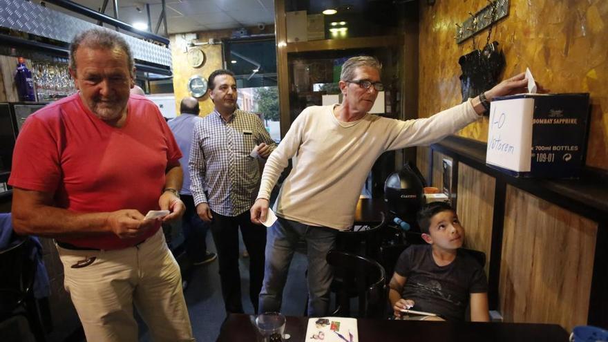 Los impulsores de la votación popular, en el bar de Las Vegas, con la urna improvisada.