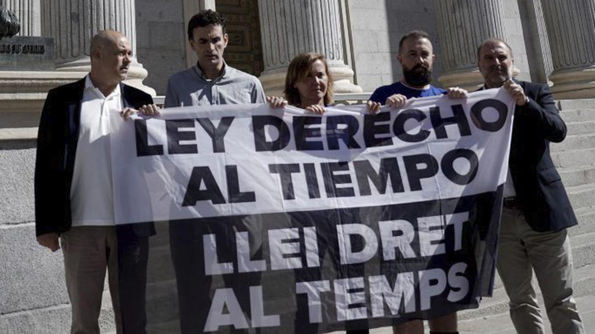 Concentración de víctimas de la pederastia frente al Congreso.