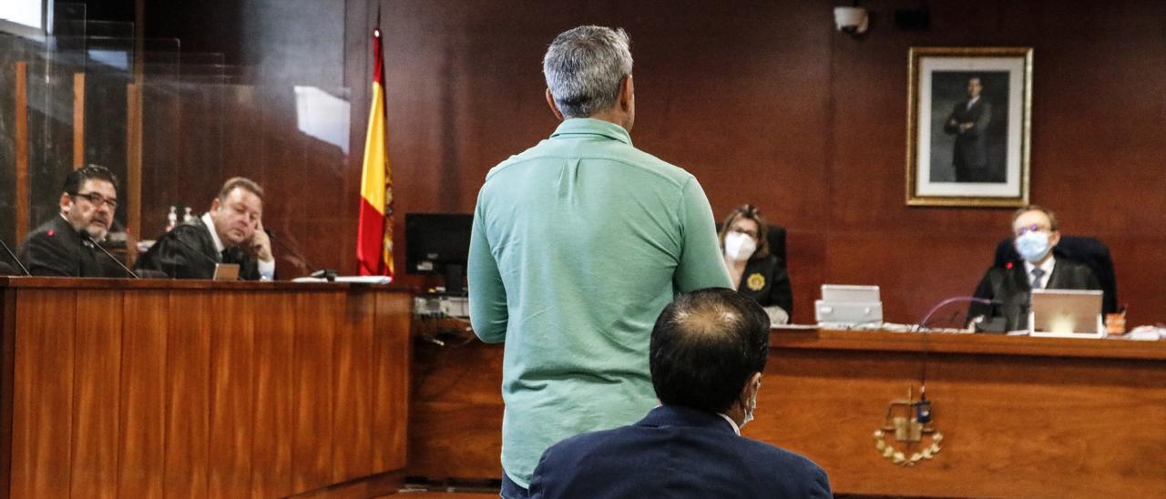 El constructor cacereño acusado de estafa responde a las preguntas del juez en la Audiencia Provincial en mayo.