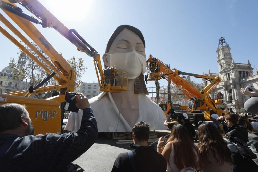 Coronavirus en Valencia | Colocan una mascarilla a la figura de la falla municipal