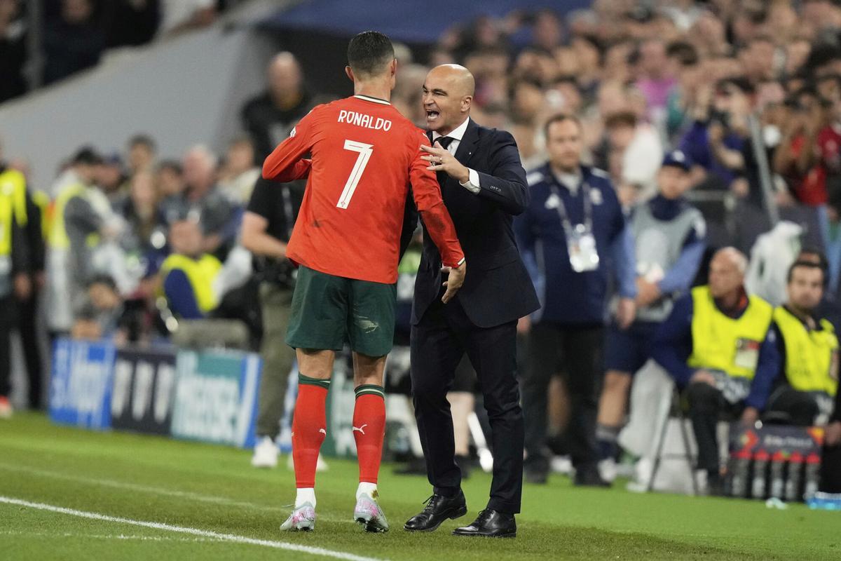 Portugal coach Roberto Martinez hugs Cristiano Ronaldo as he leaves the pitch after being substituted during the Nations League semifinal soccer match between Portugal and Germany at the Munich Football Arena, in Munich, Germany, Wednesday, June 4, 2025. (AP Photo/Matthias Schrader). EDITORIAL USE ONLY / ONLY ITALY AND SPAIN