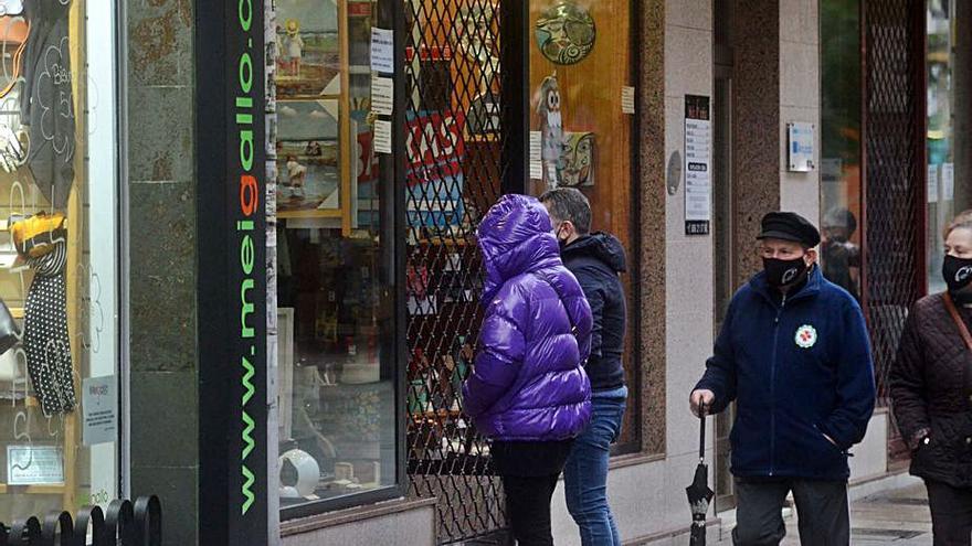 Un comercio de Vilagarcía, con la verja bajada. |   // NOÉ PARGA