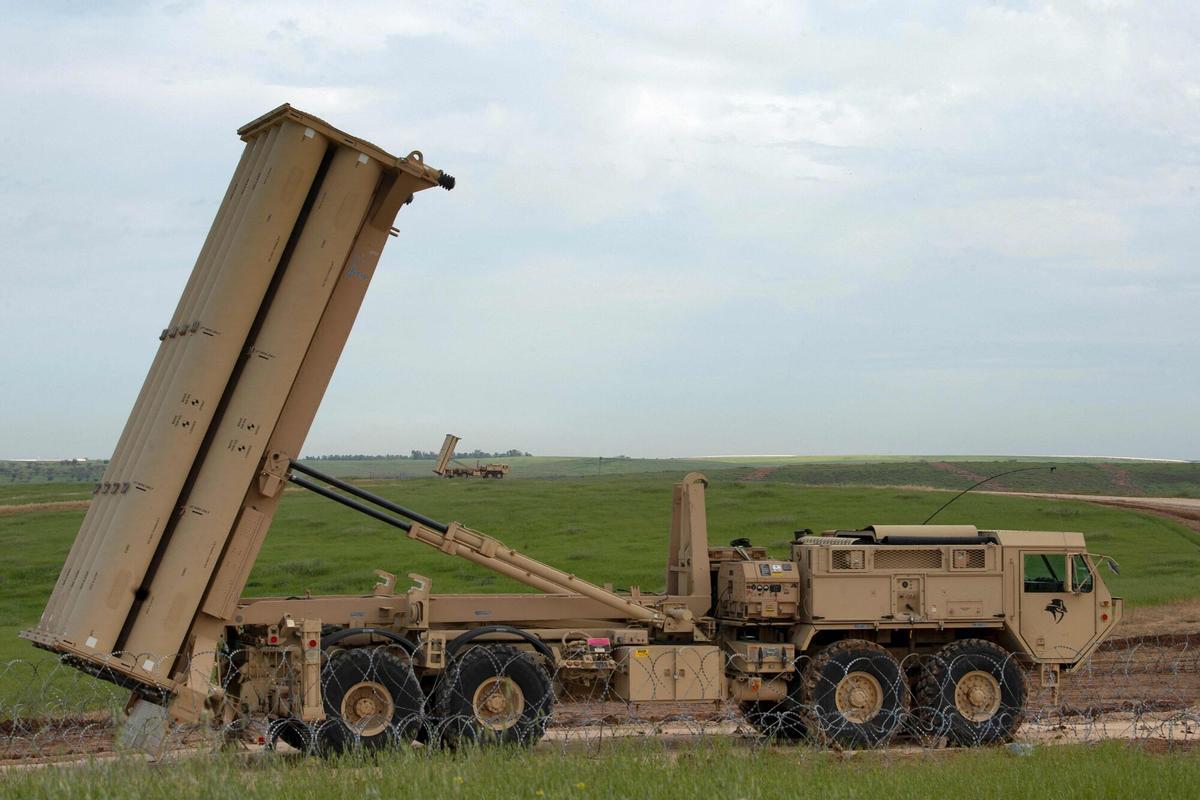 Lanzadera de misiles interceptores THAAD empleada por el Ejército de Estados Unidos para neutralizar los misiles balísticos iraníes.