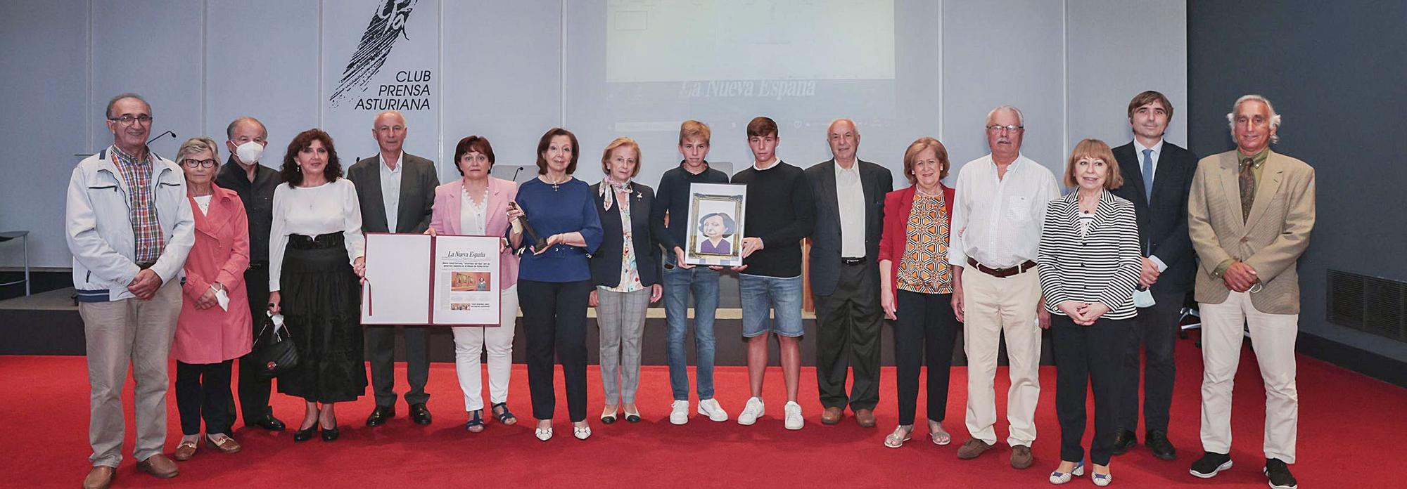 Por la izquierda, Melchor Blanco y Lourdes Díaz, Joaquín González y Luz Divina, Ángel Corrada, Amelia Martínez, María Luisa Corrada, Consuelo Menéndez, los sobrinos nietos José y Juan Corrada; Tomás Corrada, Lola de la Fuente, José Manuel Corrada, Olga Gutiérrez, Alfonso Palacio y Martín Caicoya. |  | IRMA COLLÍN