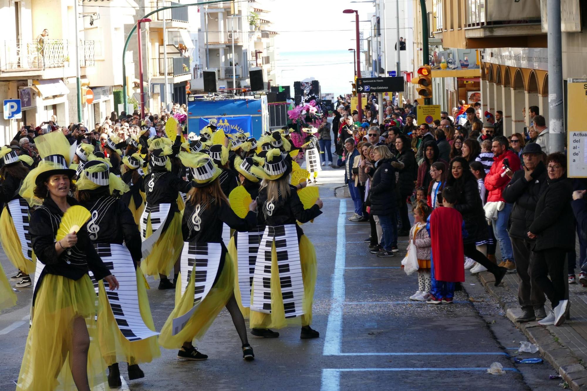 L'Escala s'acoloreix amb la rua de carnaval