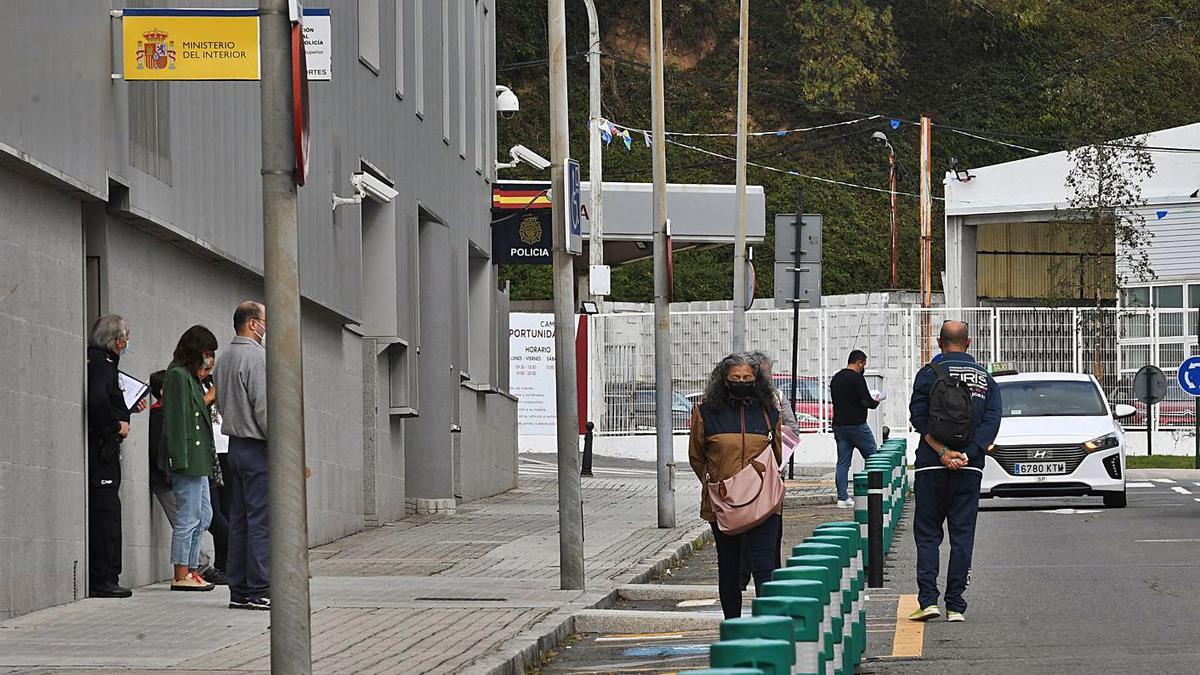 Personas esperando para tramitar denuncias en la oficina de la comisaría de Lonzas.