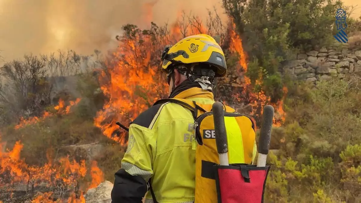 Centran los trabajos en Tírig tras mejorar el incendio en Serra d'en Galceran y dar por estabilizado el de Culla