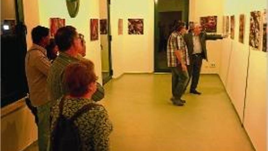 Imatge d&#039;una exposició durant la inauguració del Blanes Photo Festival.