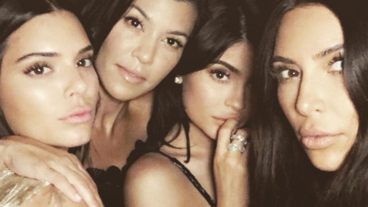 Las hermanas Kardashian esperando en la fiesta sorpresa de Khloé Kardashian