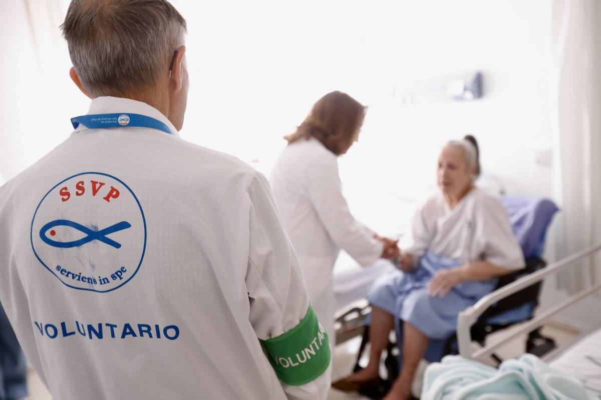 Adela Redondo, voluntaria. La Sociedad de San Vicente de Paúl tiene un convenio con el Hospital Reina Sofía, en virtud del cual tienen un voluntariado de acompañamiento emocional a pacientes en soledad en este hospital. Con el motivo del Día mundial de la salud hacen una jornada de visibilización de su proyecto. Hospital Provincial de Córdoba