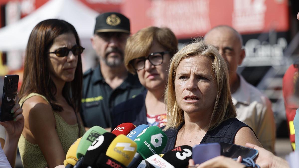 La delegada del Gobierno, Pilar Bernabé, en el Puesto de Mando Avanzado (PMA) del incendio de la Vall d’Uixó.