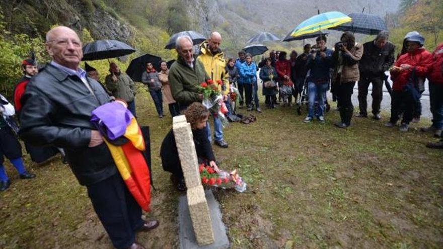 El acto de inauguración del monolito, celebrado ayer en la zona de La Molina, en Sobrescobio.