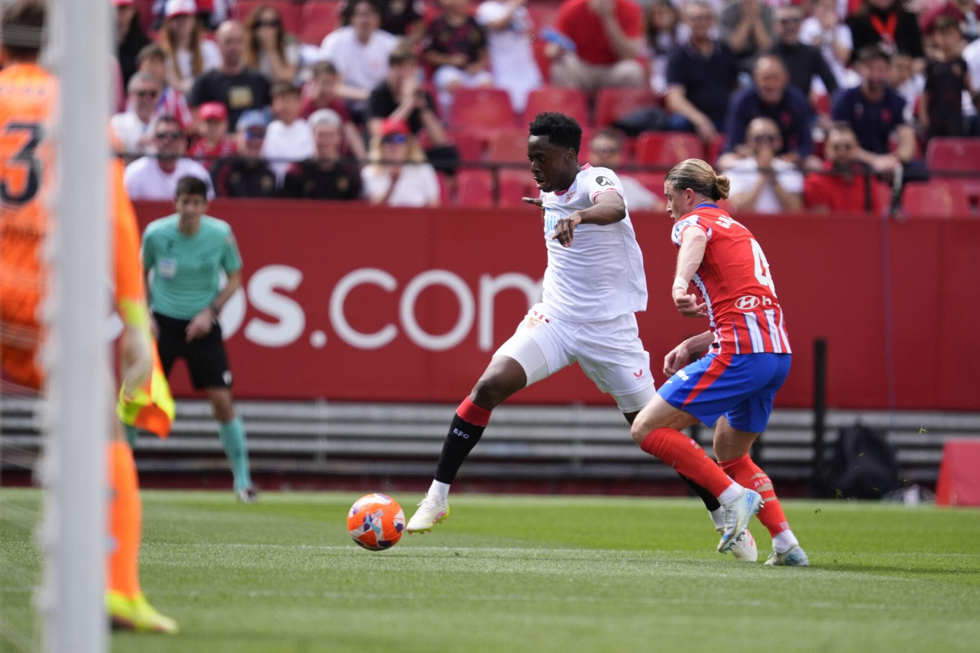 Albert Sambi Lokonga of Sevilla FC and Conor Gallagher of Atletico de Madrid in action during the Spanish League, LaLiga EA Sports, football match played between Sevilla FC and Atletico de Madrid at Ramon Sanchez Pizjuan stadium on April 06, 2025, in Madrid, Spain. AFP7 06/04/2025 ONLY FOR USE IN SPAIN. Joaquin Corchero / AFP7 / Europa Press;2025;SOCCER;SPAIN;SPORT;ZSOCCER;ZSPORT;Sevilla FC v Atletico de Madrid - LaLiga EA Sports;