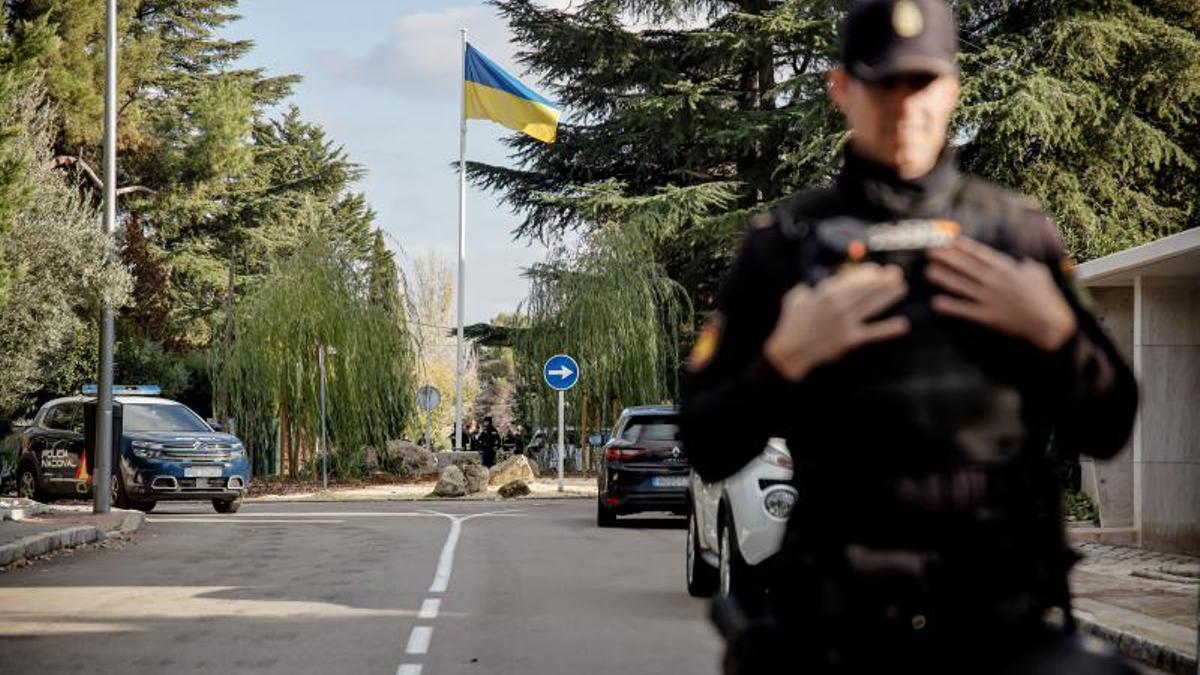 Un agente de Policía, en las cercanías de la embajada de Ucrania en Madrid el 2 de diciembre