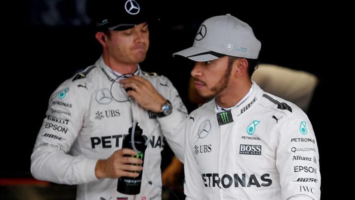 Hamilton, con su compañero y líder Rosberg, en Japón