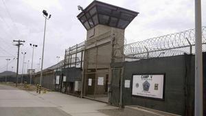 Entrada a los campos 5 y 6 de la prisión miltar norteamericana de Guantánamo (Cuba), en una imagen de archivo, en junio del 2014.