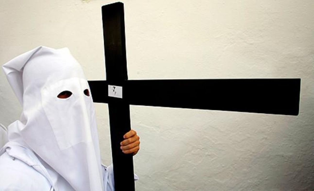 Creus. Un penitent subjecta una creu abans de l’inici de la processó de La Paz, a Sevilla.