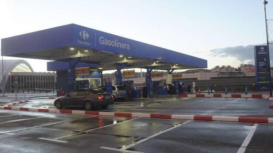 La gasolinera, situada en el aparcamiento de Carrefour.