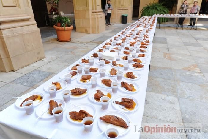 Reparto de boniatos en el Palacio Episcopal por San Fulgencio