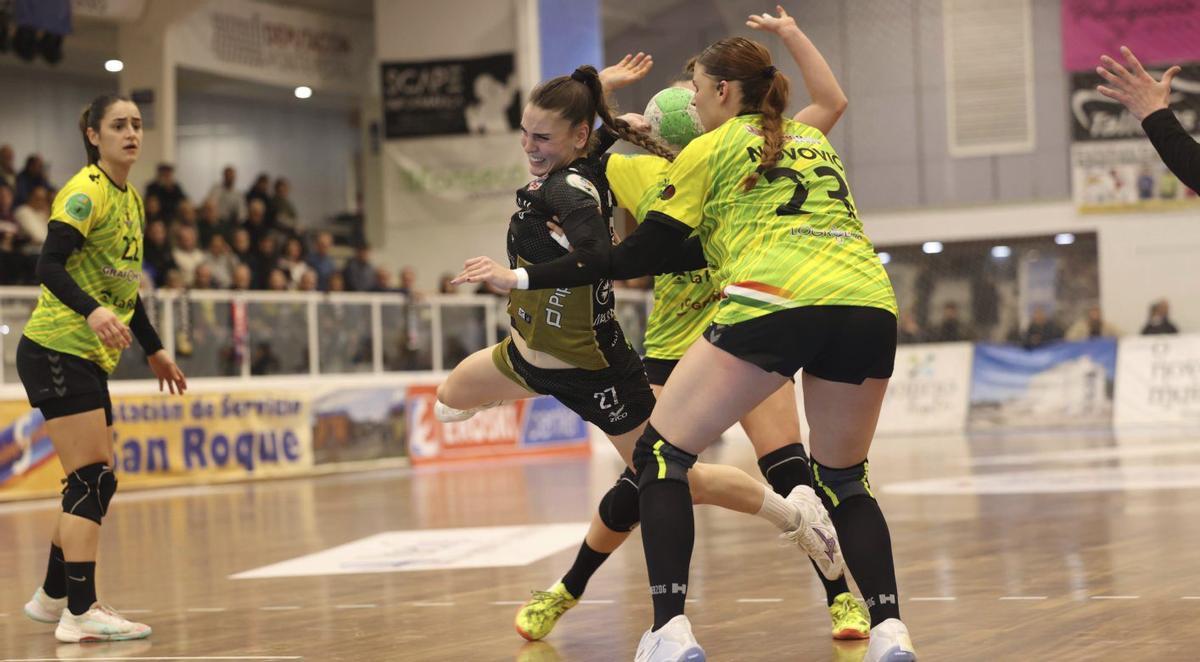 Sancha lanza a portería durante un partido en A Sangriña. | SPORTCOECO