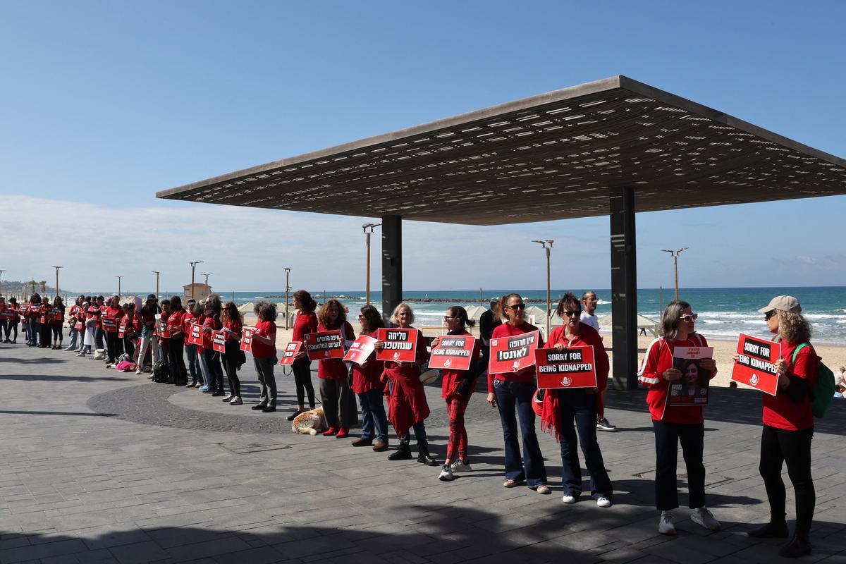 Cadena humana en Tel Aviv con motivo del 8M para pedir la liberación de las mujeres y niñas retenidas por Hamas.