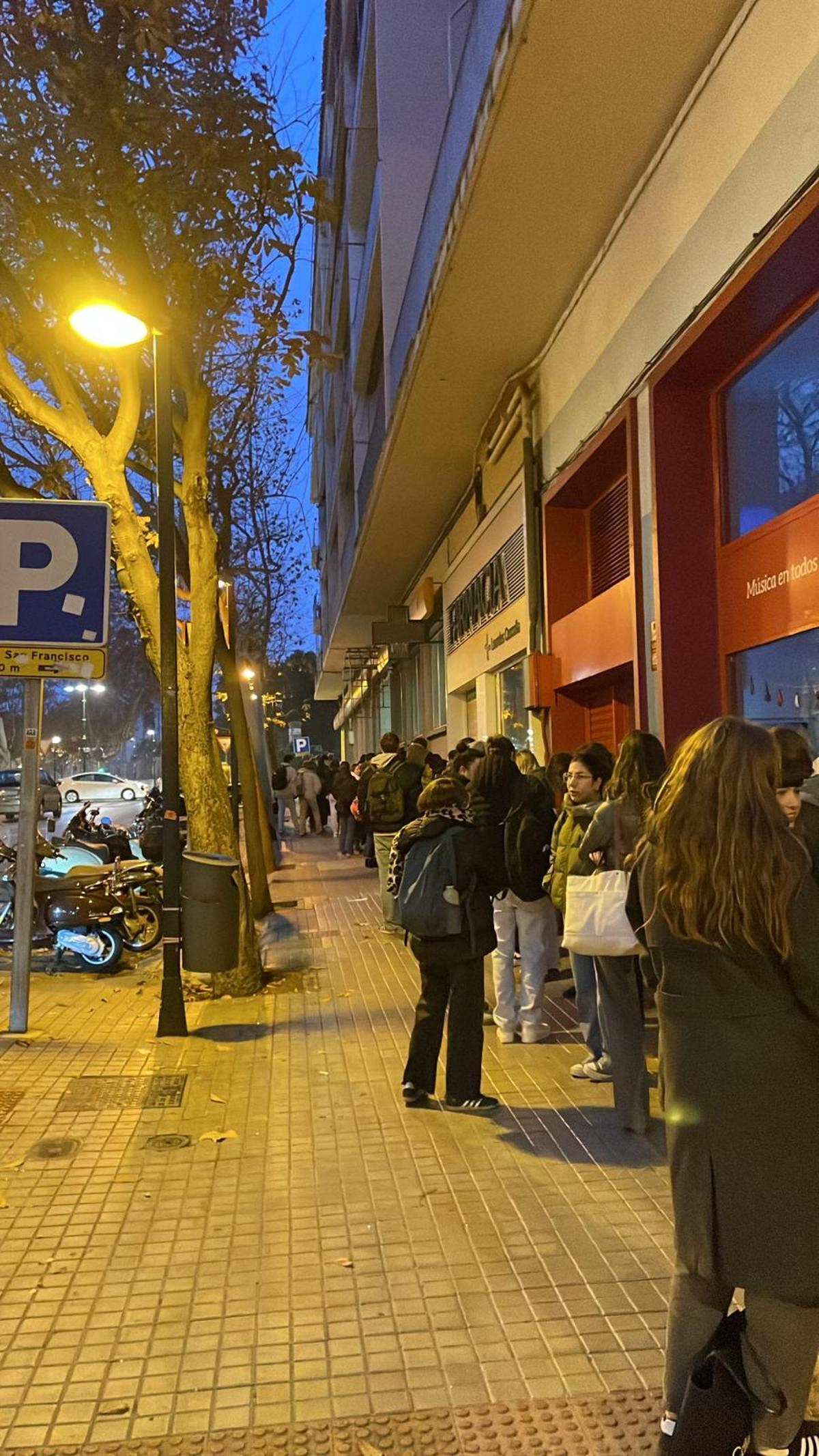 Los estudiantes haciendo cola ayer a las 8.15 horas en las puertas de la CAI.