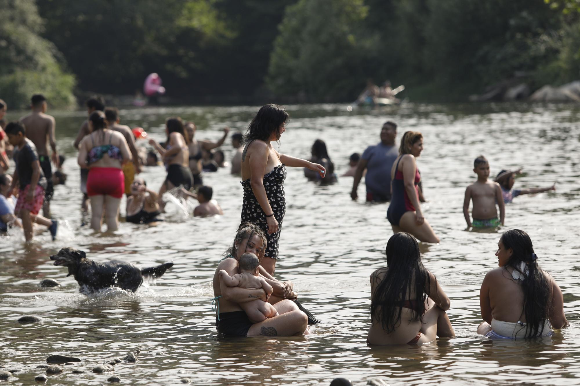 Oviedo se refresca de la ola de calor en Las Caldas