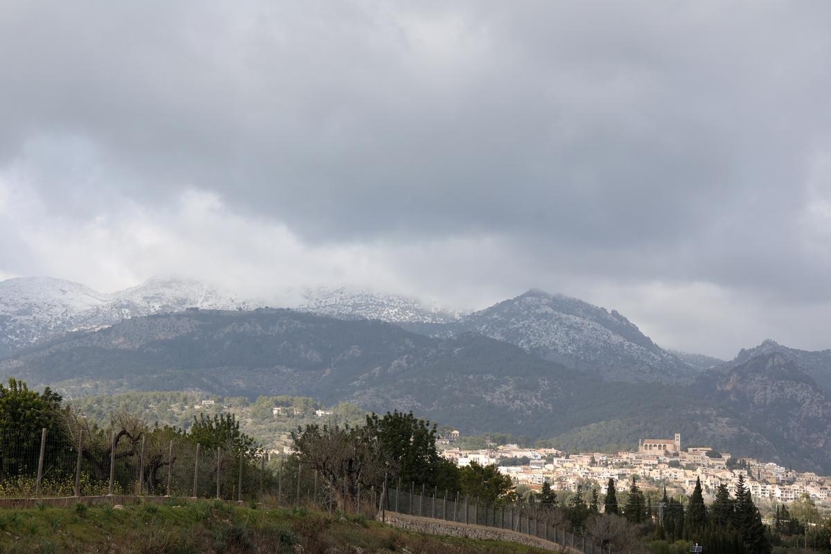 La nieve llega a la sierra de Tramuntana en Mallorca