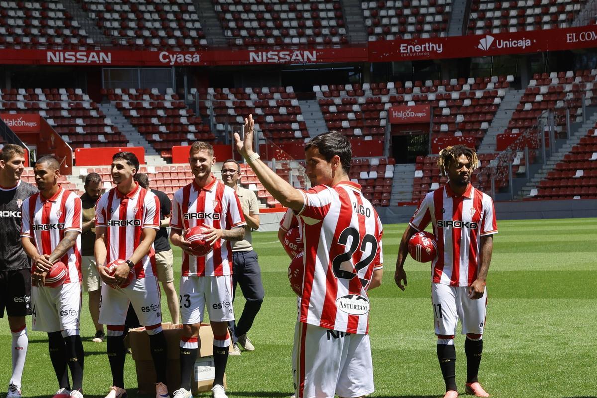 Los nueve fichajes del Sporting reciben el primer baño de masas en El Molinón ante 600 aficionados