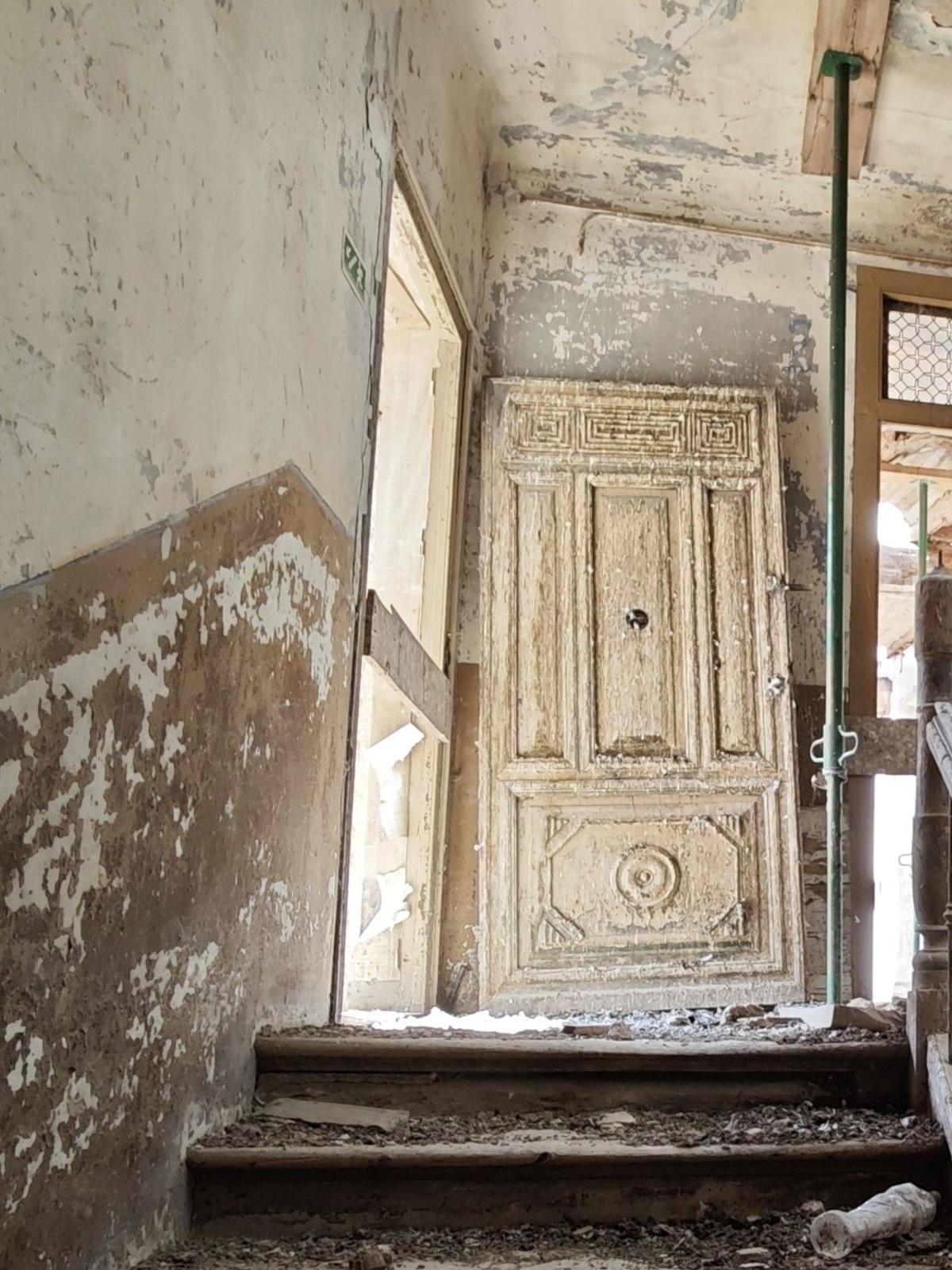 Una de las puertas del siglo XIX que quedaba dentro del edificio en marzo.