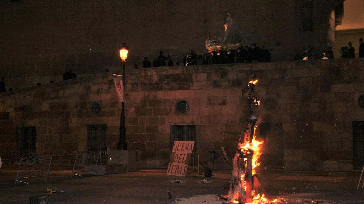 Mientras se quemaba a Judas la Virgen de la Encarnación descendía por el carrerón de San Patricio.