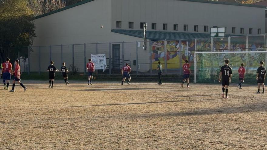 Un partido de fútbol en el campo de Monte Carrasco |  G. Núñez