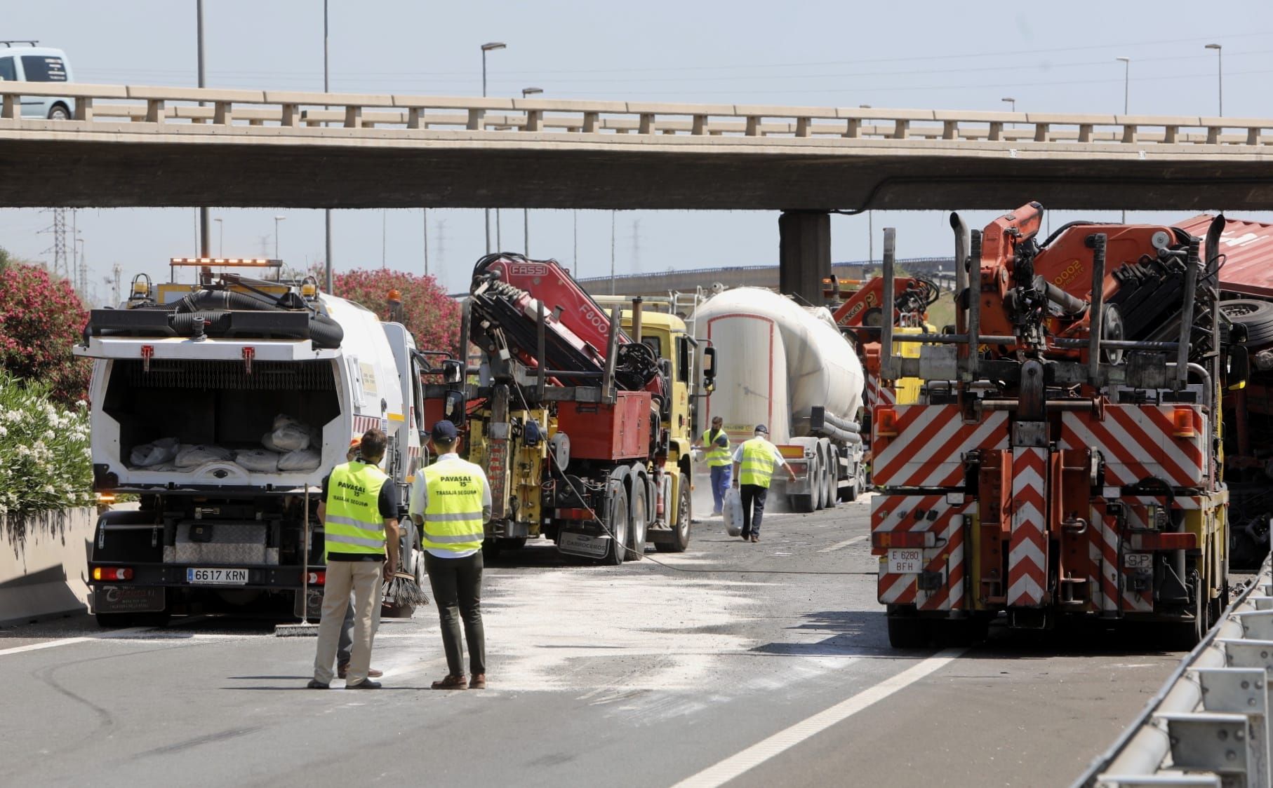 Accidente entre dos camiones en la A-7 a la altura de Puçol