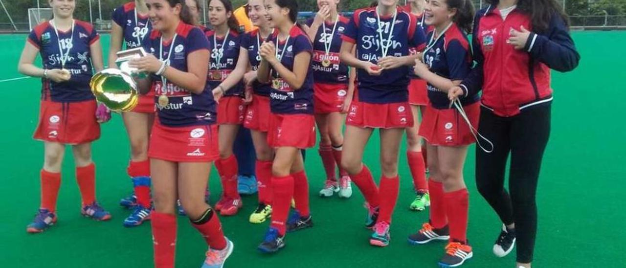 El equipo cadete femenino, con el trofeo de campeón de Asturias. A la derecha, el masculino.