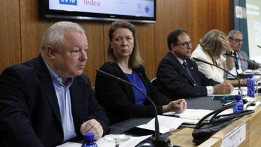 El experto en financiación, Ángel de la Fuente, ayer en Valencia, con el conseller Soler.