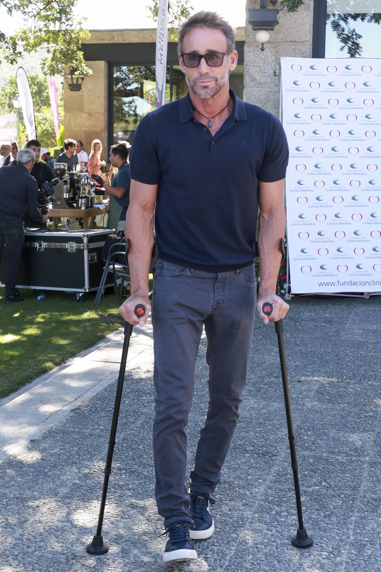 Álvaro Muñoz Escassi se está recuperando con buen ánimo tras la operación.